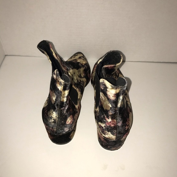 Topshop Chelsea Krazy Pointed Floral Velvet Boots - Picture 6 of 8